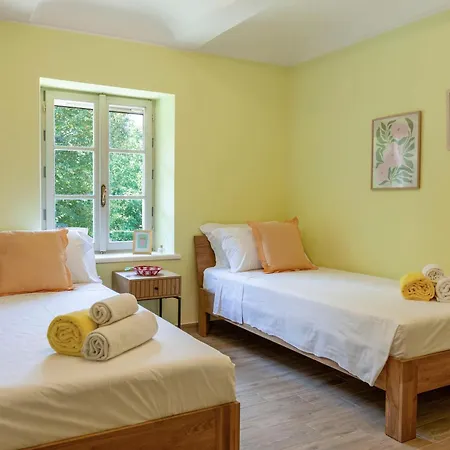 Bricco 6br, Luxury Countryside Retreat Villa Santo Stefano Belbo